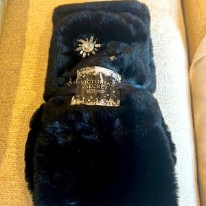 Victoria”s Secrete sparkle snowflake faux/fur scarf